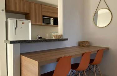 Apto completo com 02 quartos climatizados, estacionamento e portaria 24 horas, próximo ao Aeroporto! - Foto 3