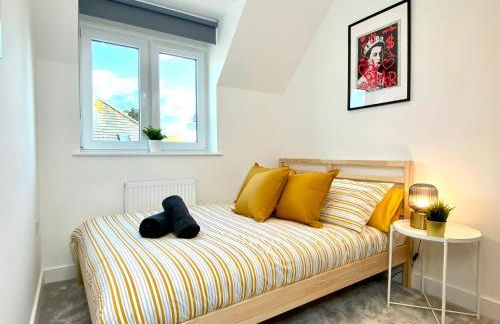 Stunning NEW Large 3 bedroom House - 5 Minutes to the nearest Beach! - Great Location - Garden - Parking - Fast WiFi - Smart TV - Newly decorated - sleeps up to 7! Close to Poole & Bournemouth & Sandbanks - Foto 13