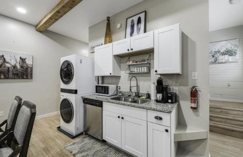 Stockyards- 4min Pet Friendly 3BR Luxe Gem - Foto 44