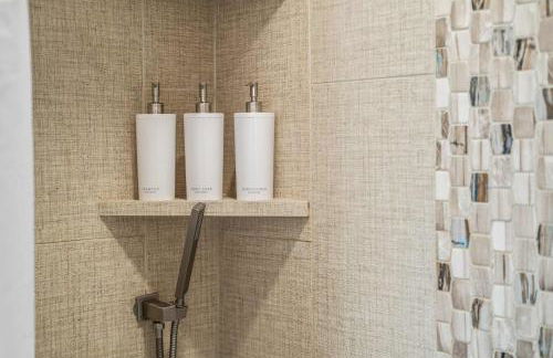 Timber & Tin D 2Bed 2Bath w Pool & Rooftop Deck - Foto 40