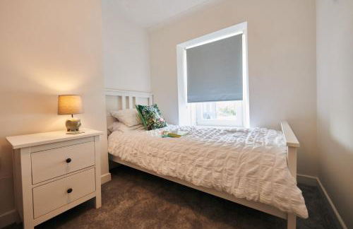 Min Yr Afon, A charming Laugharne Cottage, close to Castle, Estuary & Cafés - Photo 12