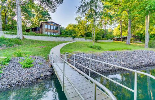 Family-Friendly Riverfront Manor on the Little Red - Foto 34