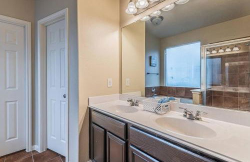 New Beautiful 4/BR Vacation Home - Photo 11