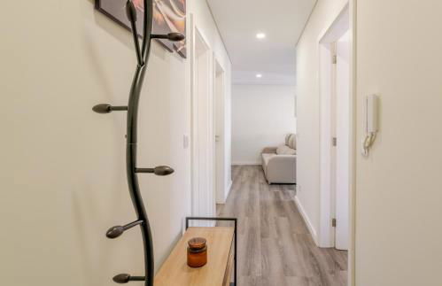 Spacious & Stylish Flat with Garage by HostWise - Foto 37