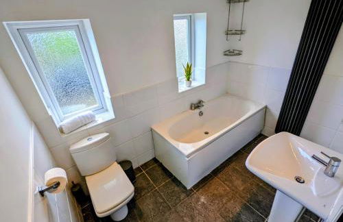 No 7 - Bright, Spacious 3 Bed Home with Parking & WiFi - Foto 40