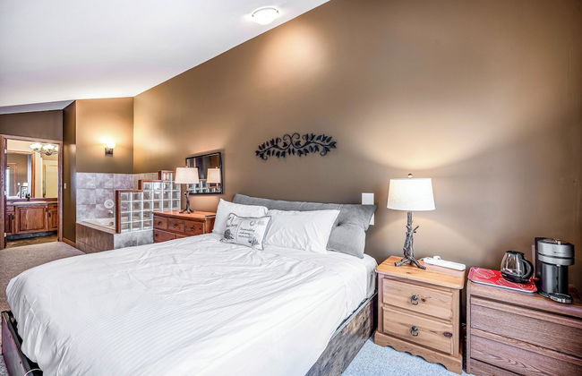 Fresh Tracks Retreat Ski In Out Hot Tub - Photo 5