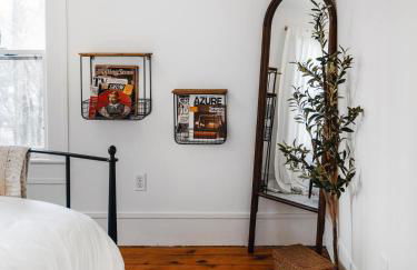 The Swiss Hill Farmhouse - 5 Bedrooms w Hot Tub - Foto 31