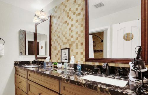 Tropical 4BR Oasis with Pool and Jacuzzi Near Strip - Photo 20