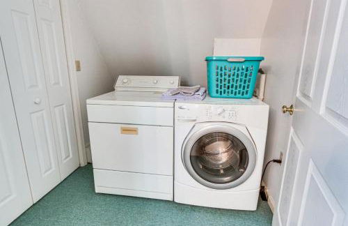 Walk to Town Charming Unit with Balcony in Bedford! - Foto 17