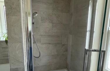 Tenby Victorian Villa with parking, pets allowed - Photo 35