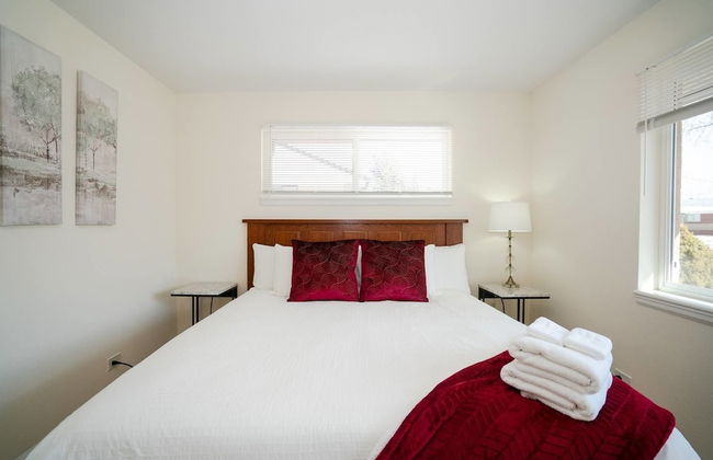 The Meadowlark Manor Spacious Backyard & Hot Tub - Photo 10