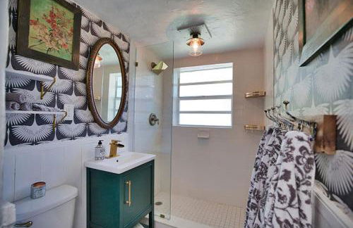 Pet Friendly & Firepit Minutes to Beach Sleeps 6 - Foto 26