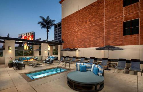 Stylish 2 Bed 2.5 Bath Condo Near Beverly Hills. - Photo 35