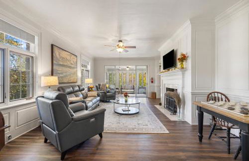 Stylish Mountain Retreat with Sunroom and Pergola - Foto 5