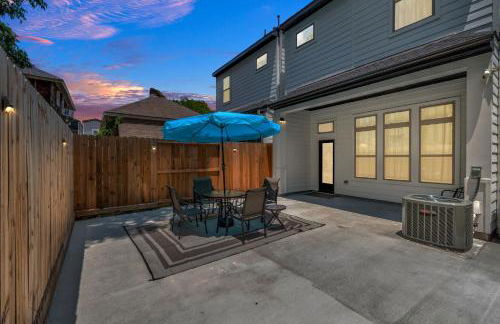 Tranquil Downtown Escape with Backyard - Photo 5