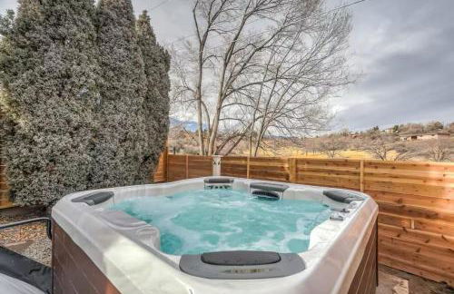 Secluded Westside Cottage - King Bed, Hot Tub, Views, Near Parks and Trails! - Foto 38