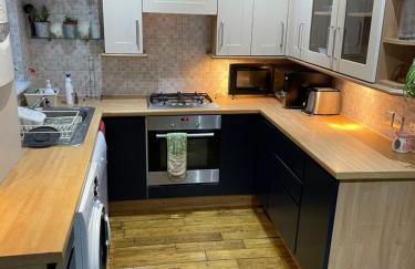 Lovely 4 bed house with patio & bbq - Photo 7