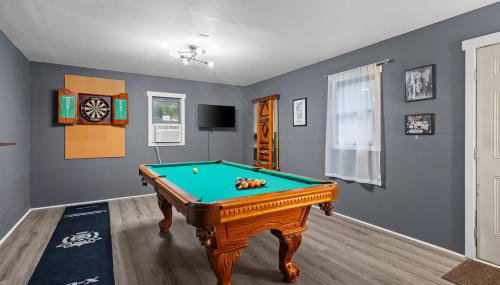 Fun & Funky Asheville Home with Pool Table, Darts - Foto 4