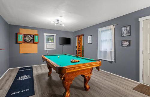 Fun & Funky Asheville Home with Pool Table, Darts - Foto 4