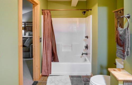 4 Mi to Mount Snow West Dover Cabin with Game Room - Foto 15