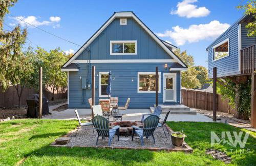 Cozy Farmhouse w Treehouse Fire Pit 1 Mile to Beach Close to Skiing Adventures 1226 - Foto 37