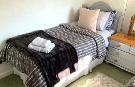 Cider Cottage - 3 Bedroom - Onsite Parking - Photo 20