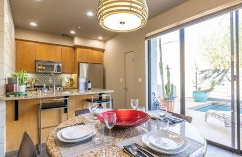 Stylish Gated TH + private heated pool + hot tub - Foto 19