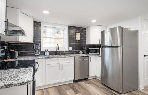 Chic 2-Bed Haven with Vibrant Décor in SE Atlanta - Foto 13