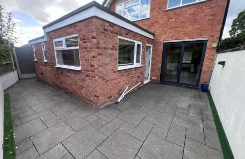 M54 Luxury Escape Sleeps 7- 4 Beds Off M54 - Driveway Parking- RAF Cosford Telford Albrighton Oxley Staffordshire -JLR Wolves Stafford I54 Business Park- 10 Mins to M6- 45 Mins to NEC and BHX Airport Regular & Long Work Stays available - Samina- ARZ Stays - Foto 21