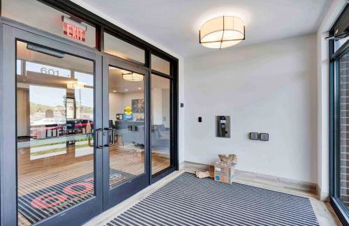 Washer & Dryer with Free Underground Parking with a Pool - Foto 8