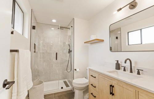 Spacious Modern Retreat w Game Room and Yard - Foto 20