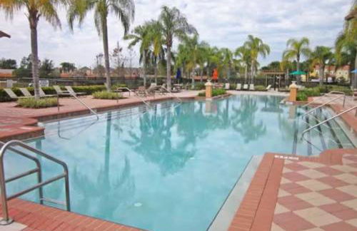 4BR Lakefront - Themed Rooms - Pool & BBQ! - Foto 13