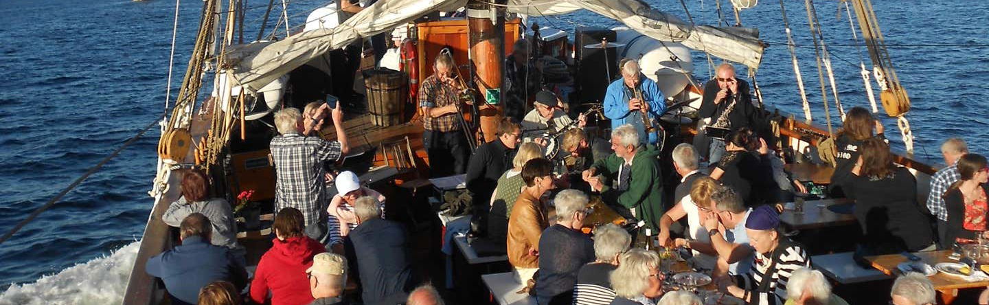 Crociera con buffet e musica dal vivo