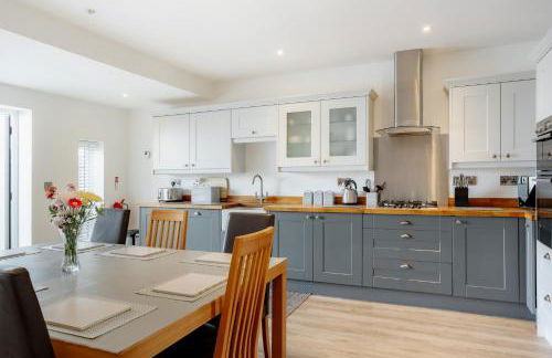 Large Modern Scenic 4 Bedroom Townhouse - Foto 9