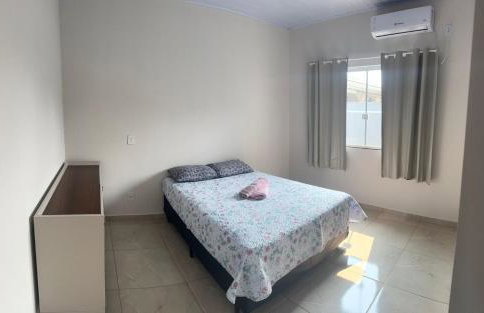 Casa confortável para até 4 pessoas - 2 quartos - ótima localização - Foto 1