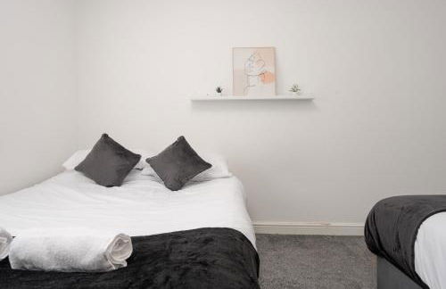 Huge Apartment - 8 Beds - Free Parking - Long Stays! - Foto 14