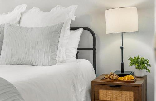 Cozy Riverfront Cabin with Fireplace & Deck - Foto 30