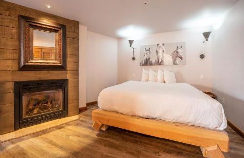 Studio Efficiency Unit with Balcony over Mountaineer Square condo - Foto 7