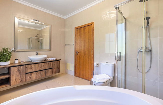 Luxury Villa With Private Heated Pool, Garden and Views of the sea and Mountains - Foto 34