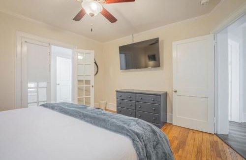 Classic City Apartment w Firepit - Photo 15