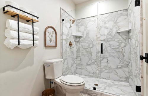 The Bee Room - Cozy Retreat on Midway Main Street - Photo 6