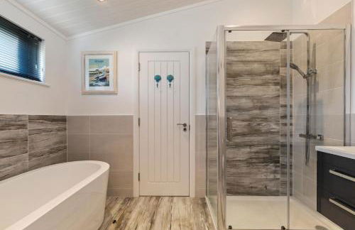 Hiraeth - Luxury Lodge with Hot Tub, Close to Beach - Photo 42