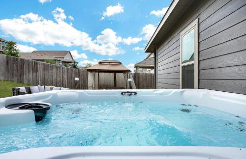 Stylish Hot Tub Retreat BBQ Yard Games WiFi Pets - Foto 1