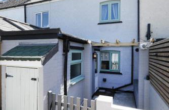 Cosy 2-Bed Home by Pink Flamingo Holdings, Perfect for Business & Groups - Photo 21