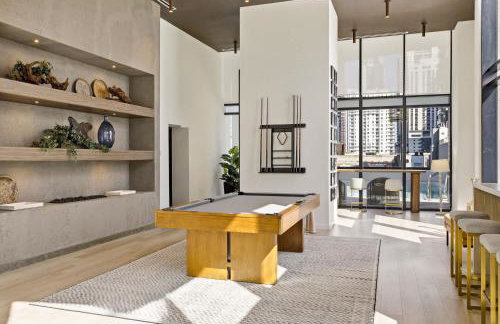 Upscale Downtown Condo Pool Gym & Skyline Views - Foto 58