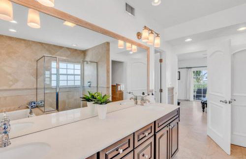 Oceanside Manor- Expansive Waterfront Pool Home, 30' Dock - Foto 32