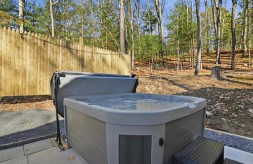 Pocono cabin with hot tub and private pool at Shawnee Mtn - Foto 61