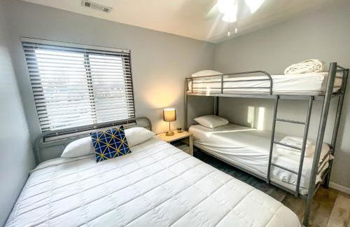 Modern Condo Central Huron Boat Basin Area - Foto 14