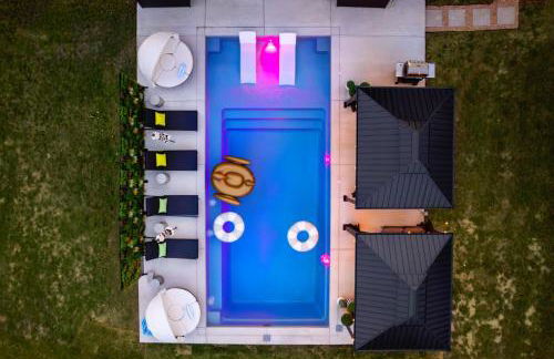 Designer Home with Hot Tub BBQ & Hill Views - Foto 41