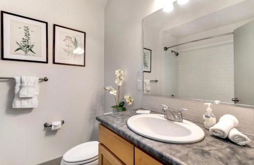 Old Town North Jewel! Near Breweries and River! - Foto 37